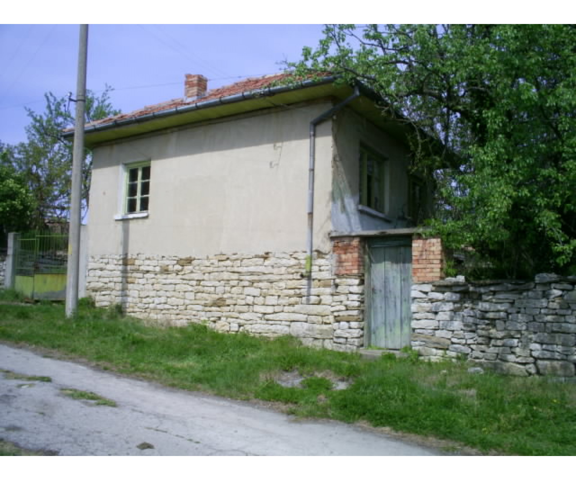 Single-storey house in the village of Malki Vurshets