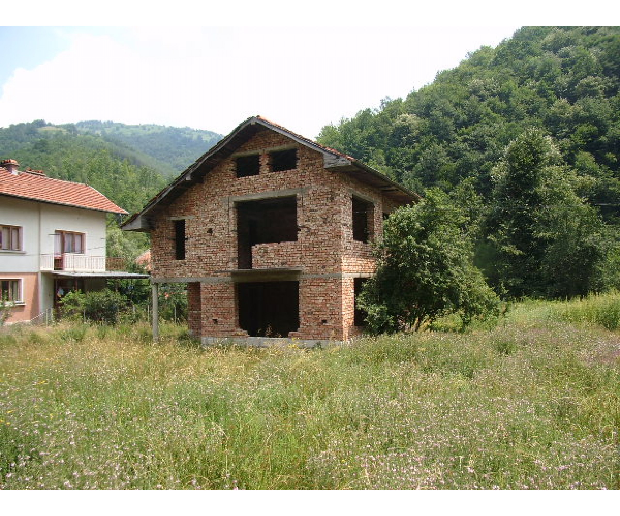 Two-storey house in the village of Cherni Vit