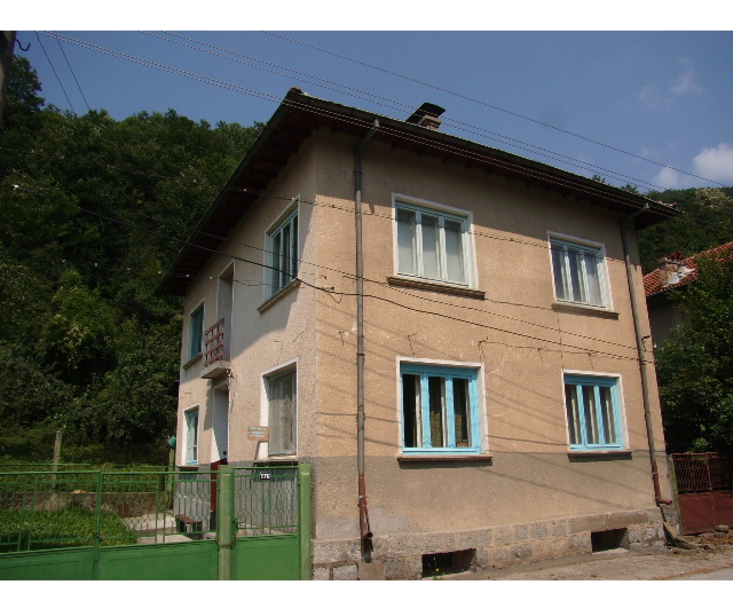 Three-storey house in the village of Cherni Vit